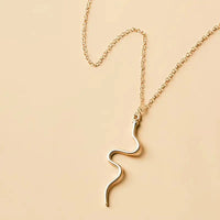 Minimalist chain with snake pattern