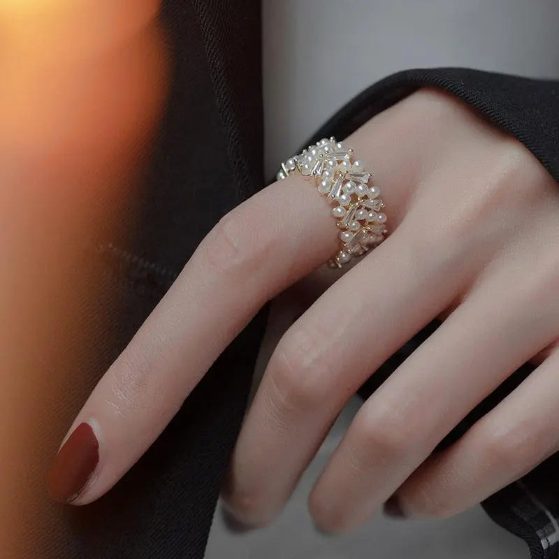 Luxurious pearl ring in gold