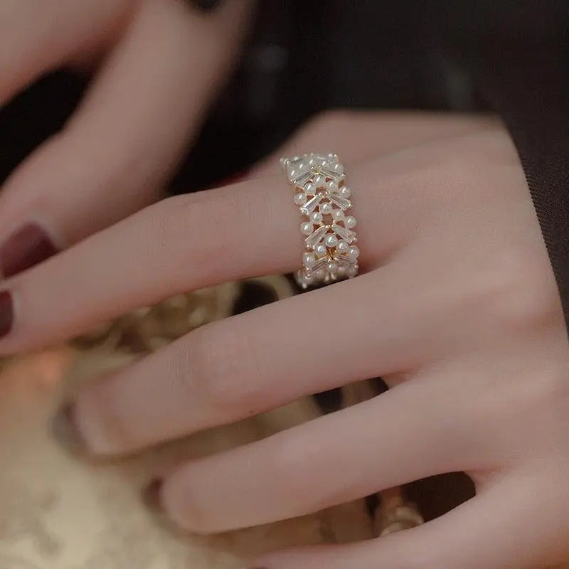 Luxurious pearl ring in gold