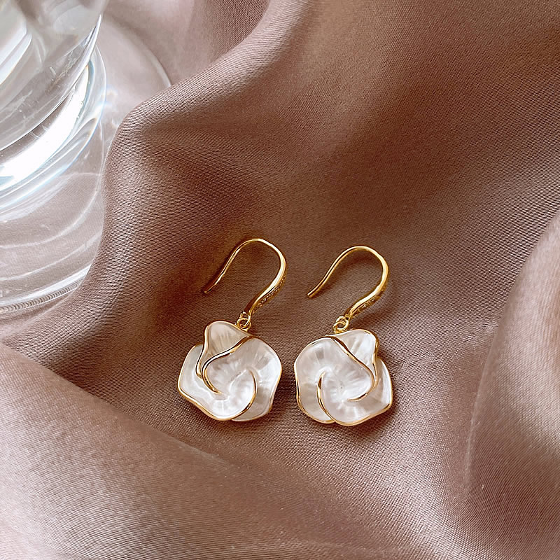 Elegant earrings with white flower