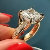 Elegant ring with vintage crystal